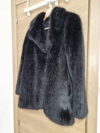 Elegante abrigo de pelo negro