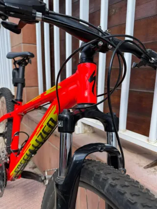 Bicicleta de montaña roja y amarilla