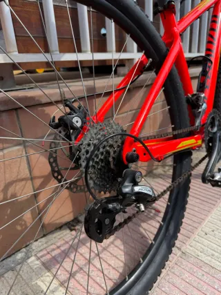 Bicicleta de montaña roja y amarilla