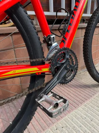 Bicicleta de montaña roja y amarilla