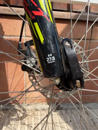 Bicicleta de montaña roja y amarilla