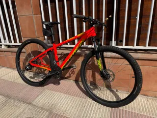 Bicicleta de montaña roja y amarilla