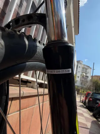 Bicicleta de montaña roja y amarilla