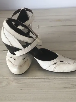 Zapatos de tacón blancos