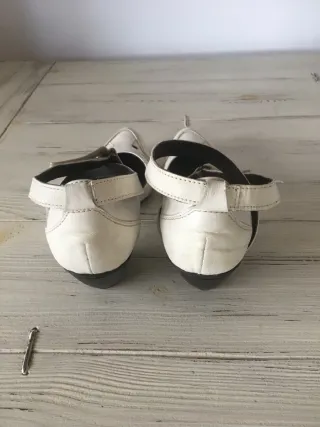 Zapatos de tacón blancos