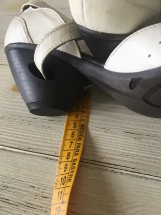 Zapatos de tacón blancos