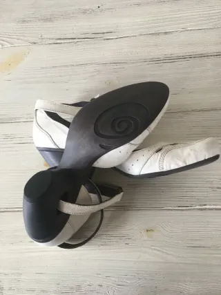 Zapatos de tacón blancos