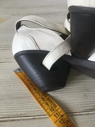 Zapatos de tacón blancos