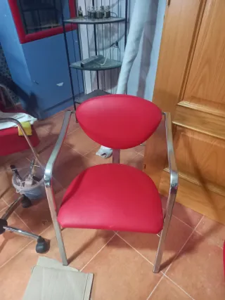 Silla moderna roja y plateada