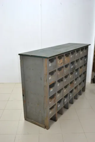Antiguo mueble industrial con cajones