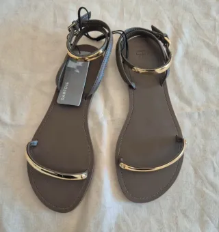 Sandalias Planas Parfois Doradas y Marrón