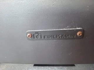 Chimenea de leña metálica con cristal.