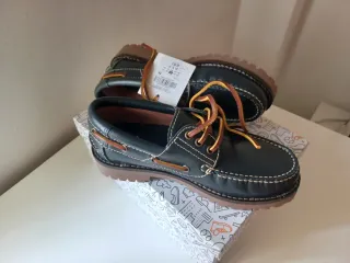 Zapatos de niño negros y marrones