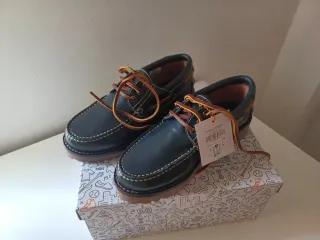 Zapatos de niño negros y marrones