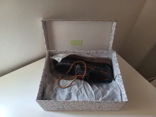 Zapatos de niño negros y marrones