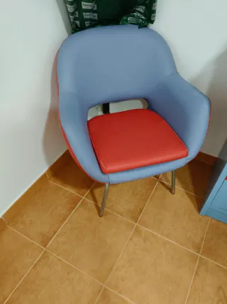 Sillón azul y rojo