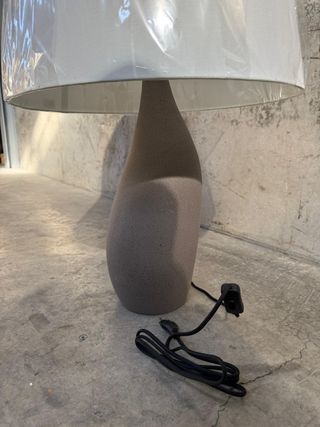 Lámpara de mesa grande con efecto de piedra texturizado y pantalla de algodón.