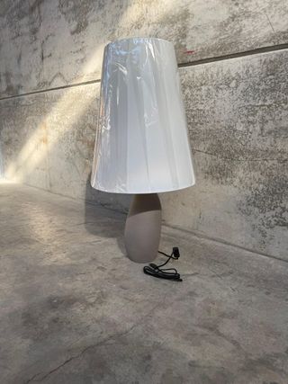 Lámpara de mesa grande con efecto de piedra texturizado y pantalla de algodón.