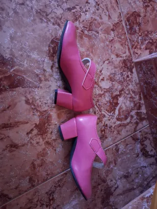 Zapatos de tacón rosas para niña