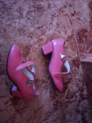Zapatos de tacón rosas para niña