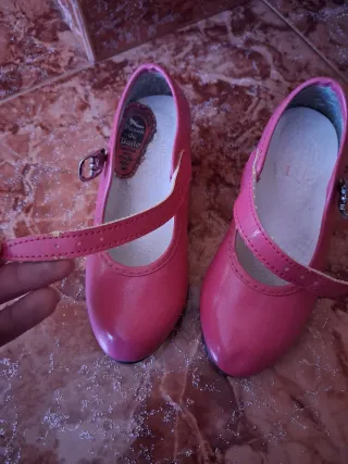 Zapatos de tacón rosas para niña