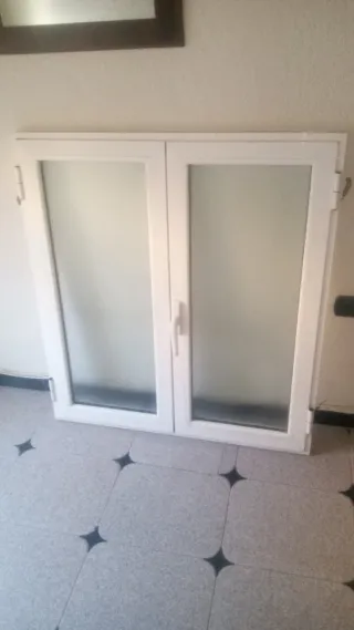 Ventana de aluminio blanca