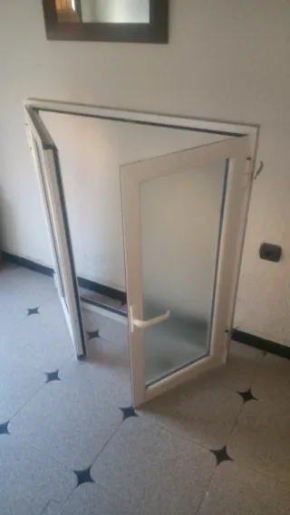 Ventana de aluminio blanca