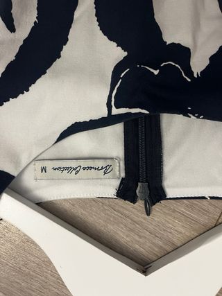 Vestido floral blanco y azul marino.