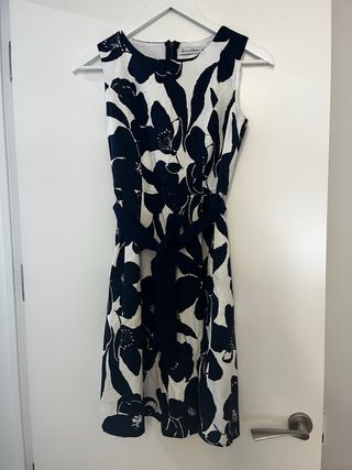 Vestido floral blanco y azul marino.