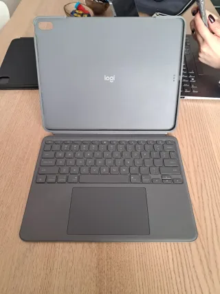 Logitech Combo Touch iPad Air M3/M4/M5 Gris