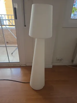 Lámpara de pie moderna blanca