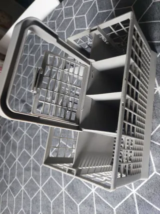 Cestillo lavavajillas casi nuevo. 24x14 cms