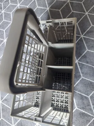 Cestillo lavavajillas casi nuevo. 24x14 cms