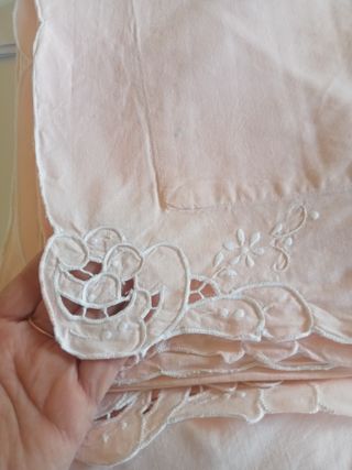 Lenzuola matrimoniali rosa con intaglio