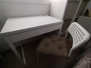 Escritorio MICKE y silla SANDSBORG con cojín