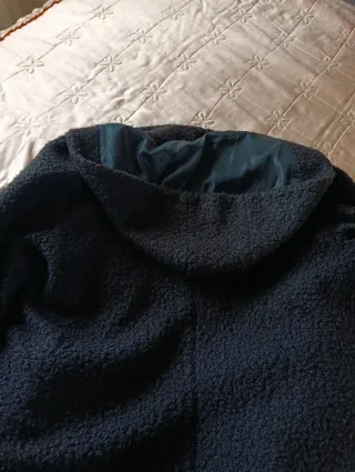 Trenca negra con nudos