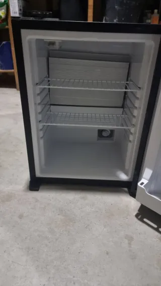 Minibar negro. Marca btv.