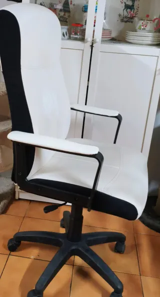 Silla Ikea MILLBERGET Negra y Blanca