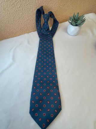 Corbata azul con estampado floral