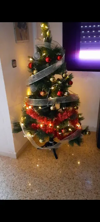 Albero di Natale con decorazioni