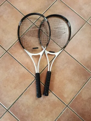 Due racchette da tennis in vendita
