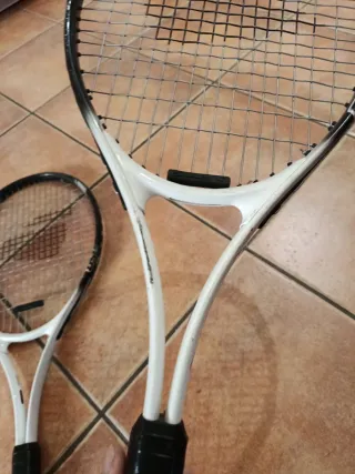 Due racchette da tennis in vendita