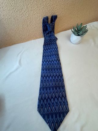 Corbata azul con diseño de rombos