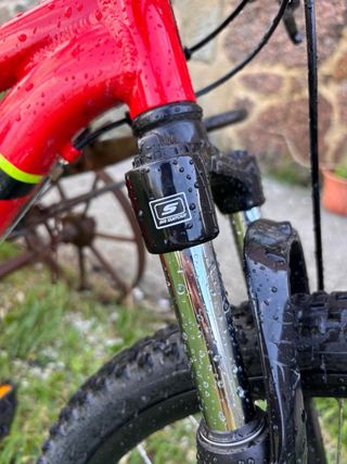 Bicicleta de montaña roja