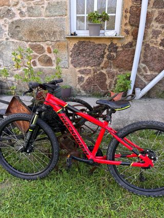 Bicicleta de montaña roja