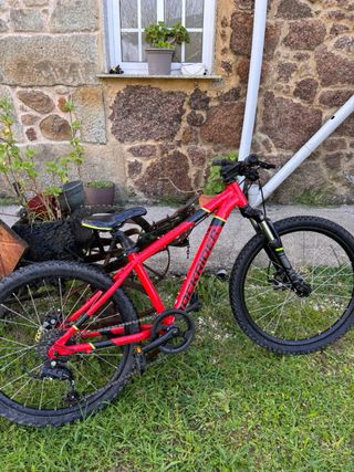 Bicicleta de montaña roja