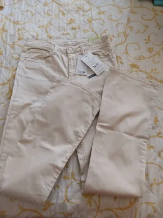 Pantalón beige campana