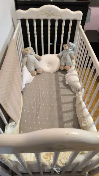 Cuna de bebé blanca con ositos