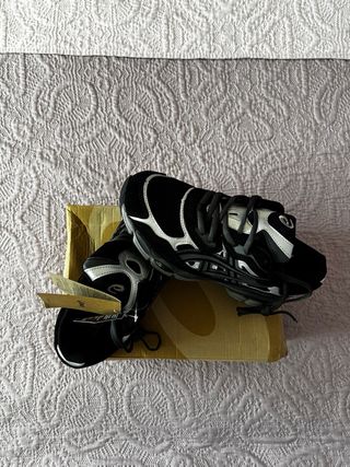 Zapatillas Asics Gel Negras y Plateadas