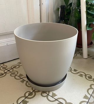 Maceta grande beige de plástico